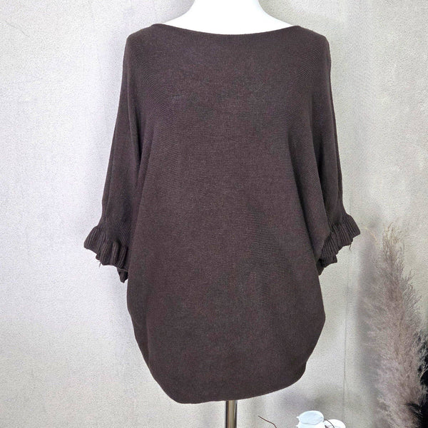 Slightly cropped knitted jumper with pretty 3/4 sleeves (M)