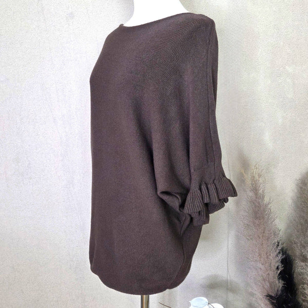 Slightly cropped knitted jumper with pretty 3/4 sleeves (M)