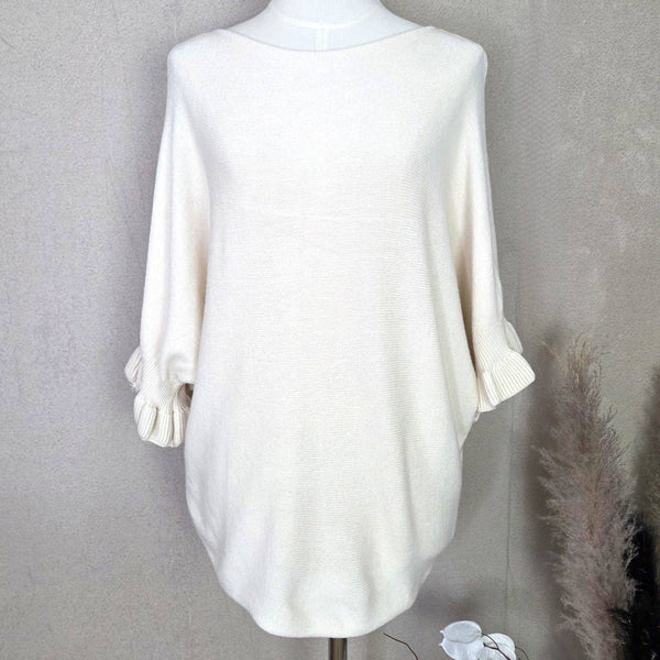 Slightly cropped knitted jumper with pretty 3/4 sleeves (M)